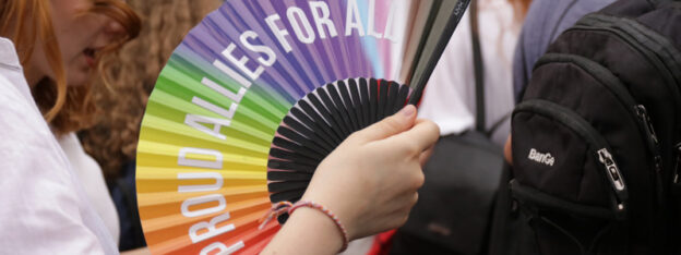 ein Fächer mit bunten Farben