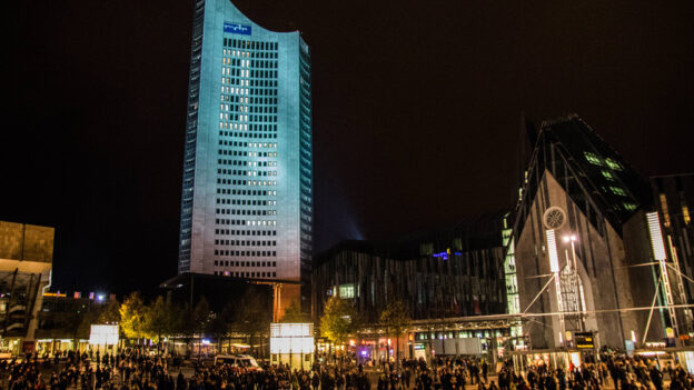 Hochhaus und viele Menschen auf der Straße