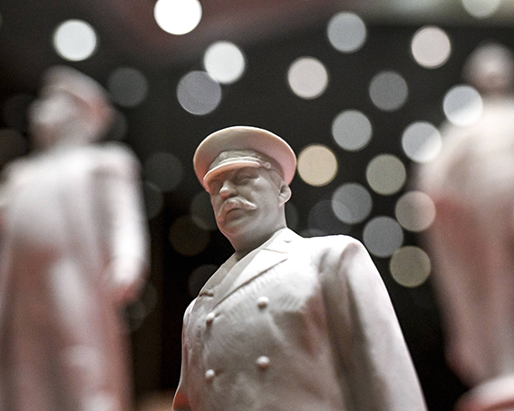 Denkmal mit Mann mit Mütze