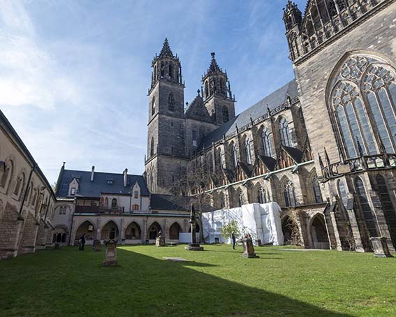große Kirche mit nebengebäuden
