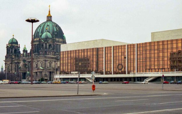 Kirche und ein großes Haus